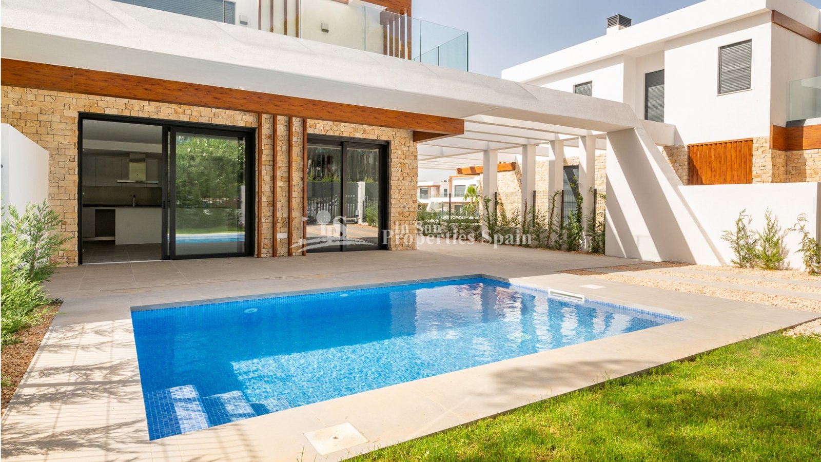 Luz de Cala Ratjada ist eine Wohnanlage mit insgesamt 26 Einheiten, die aus Villen und Apartments bestehen, mit schöner Gartenanlage und