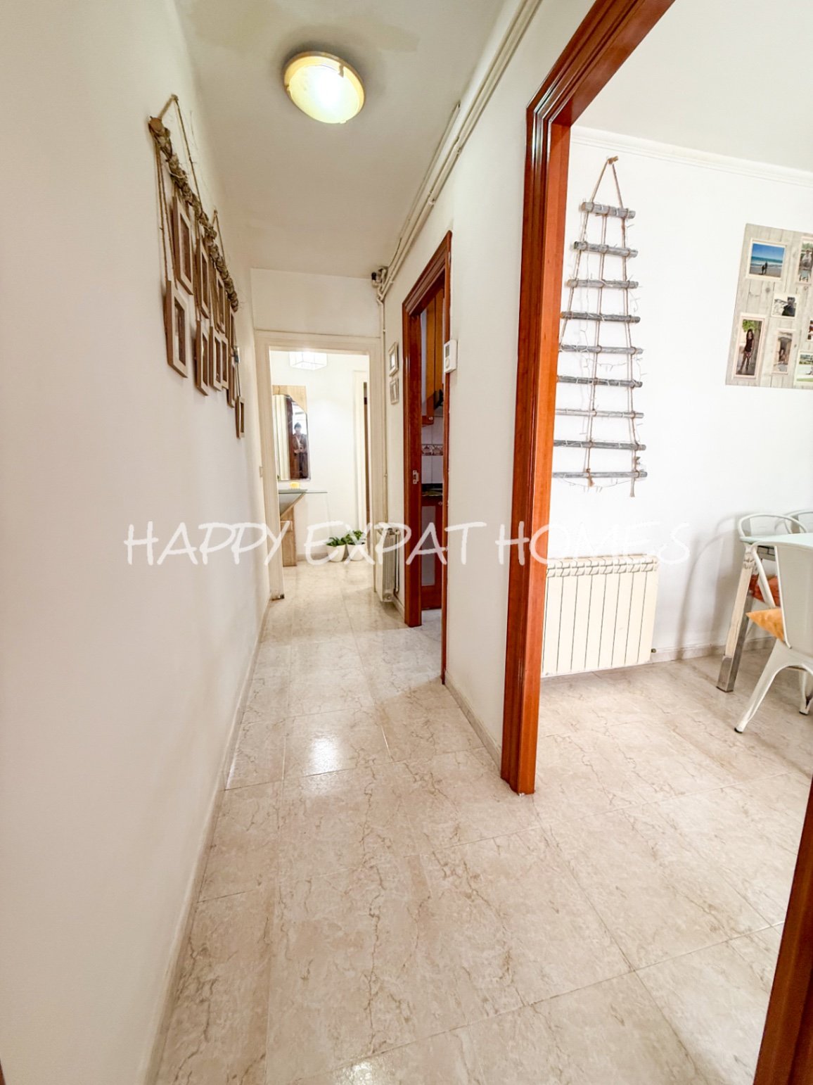 Entdecken Sie diese vielseitige Wohnung im Viertel Pueblo Seco in Sitges.
Das Anwesen bietet viel Potenzial, mit drei Schlafzimmern, einem lichtdu