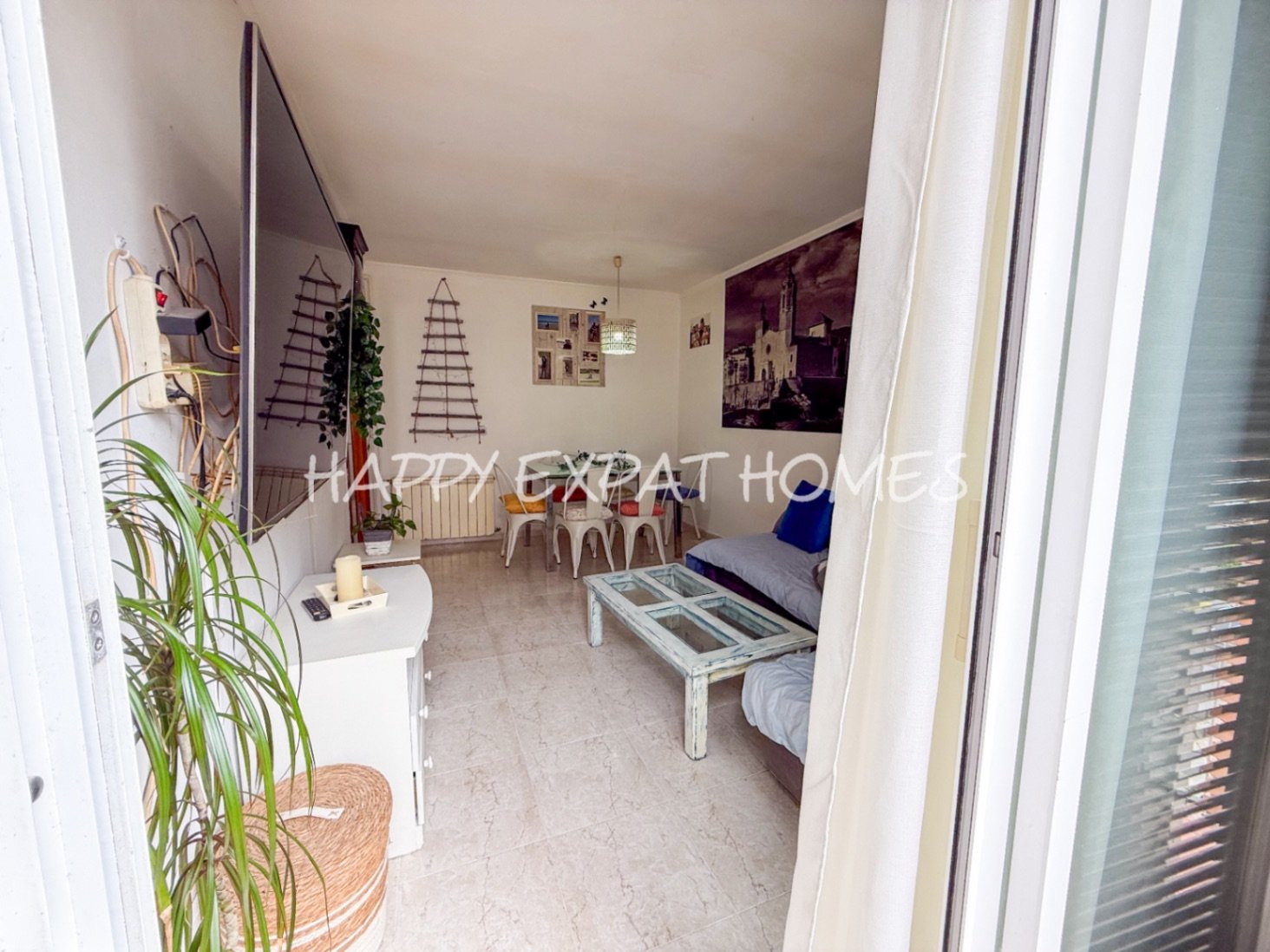 Entdecken Sie diese vielseitige Wohnung im Viertel Pueblo Seco in Sitges.
Das Anwesen bietet viel Potenzial, mit drei Schlafzimmern, einem lichtdu