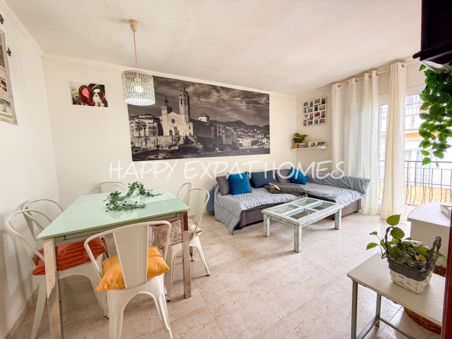 Entdecken Sie diese vielseitige Wohnung im Viertel Pueblo Seco in Sitges.
Das Anwesen bietet viel Potenzial, mit drei Schlafzimmern, einem lichtdu