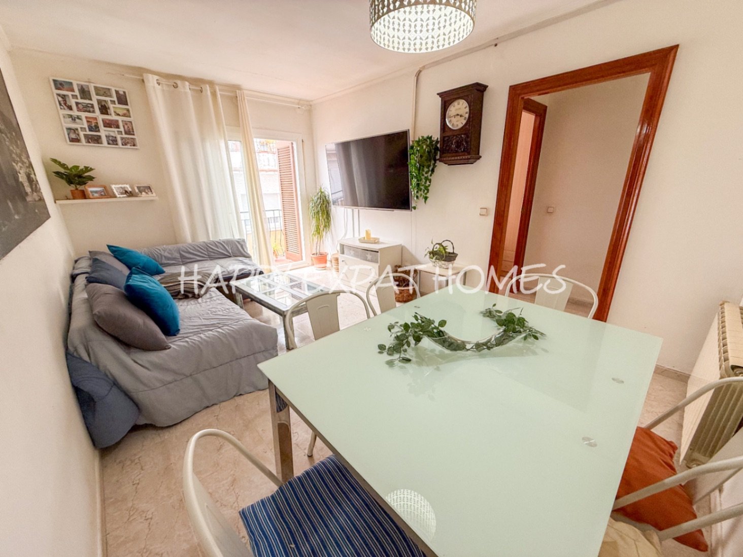 Entdecken Sie diese vielseitige Wohnung im Viertel Pueblo Seco in Sitges.
Das Anwesen bietet viel Potenzial, mit drei Schlafzimmern, einem lichtdu