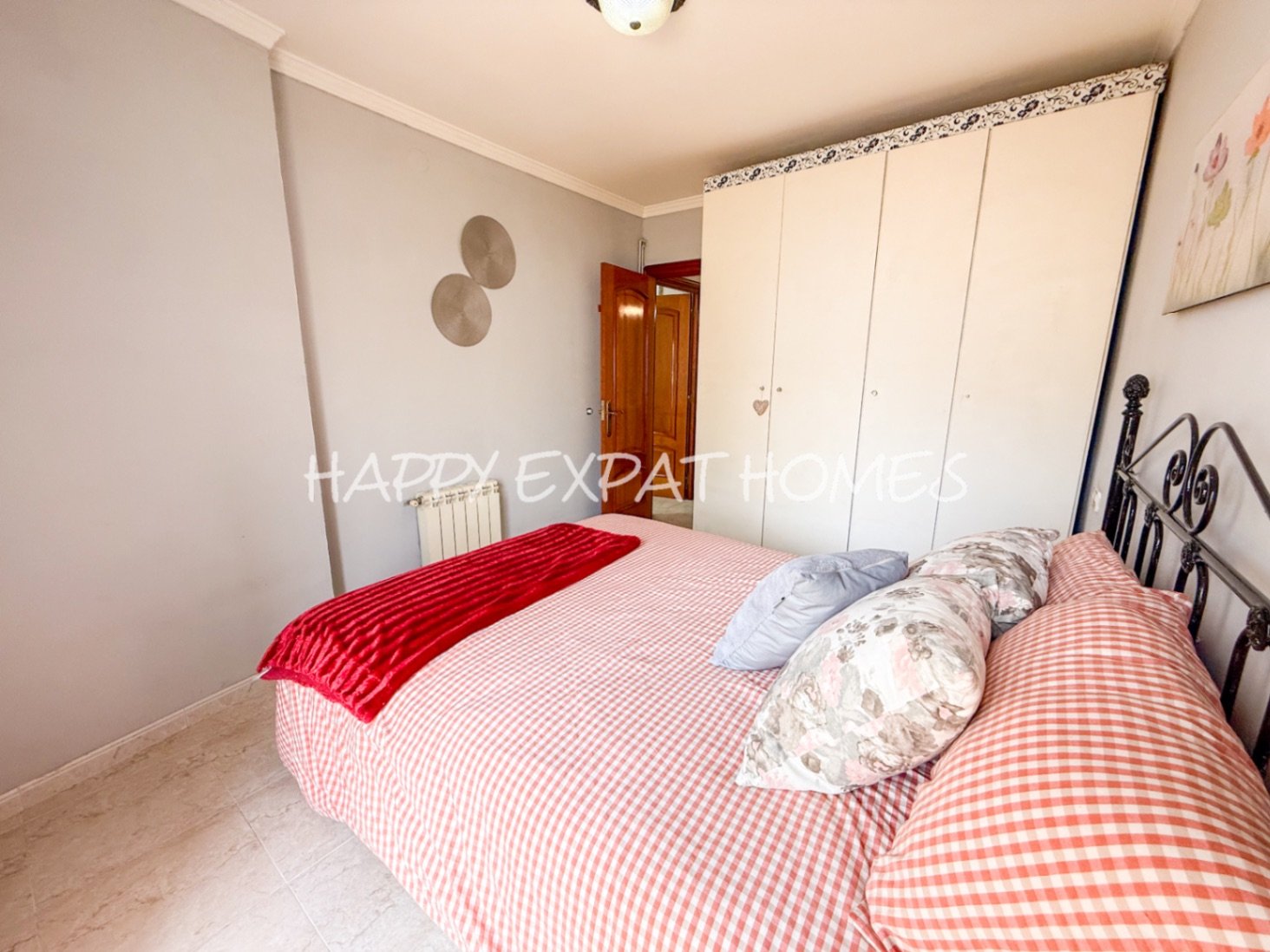 Entdecken Sie diese vielseitige Wohnung im Viertel Pueblo Seco in Sitges.
Das Anwesen bietet viel Potenzial, mit drei Schlafzimmern, einem lichtdu