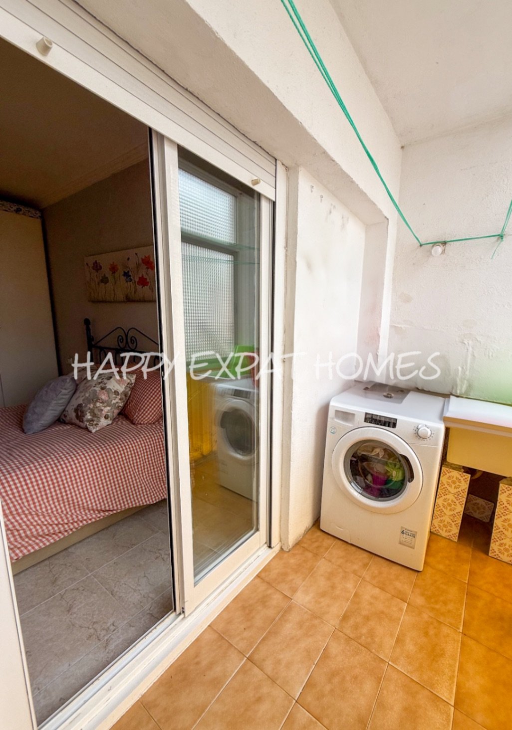 Entdecken Sie diese vielseitige Wohnung im Viertel Pueblo Seco in Sitges.
Das Anwesen bietet viel Potenzial, mit drei Schlafzimmern, einem lichtdu