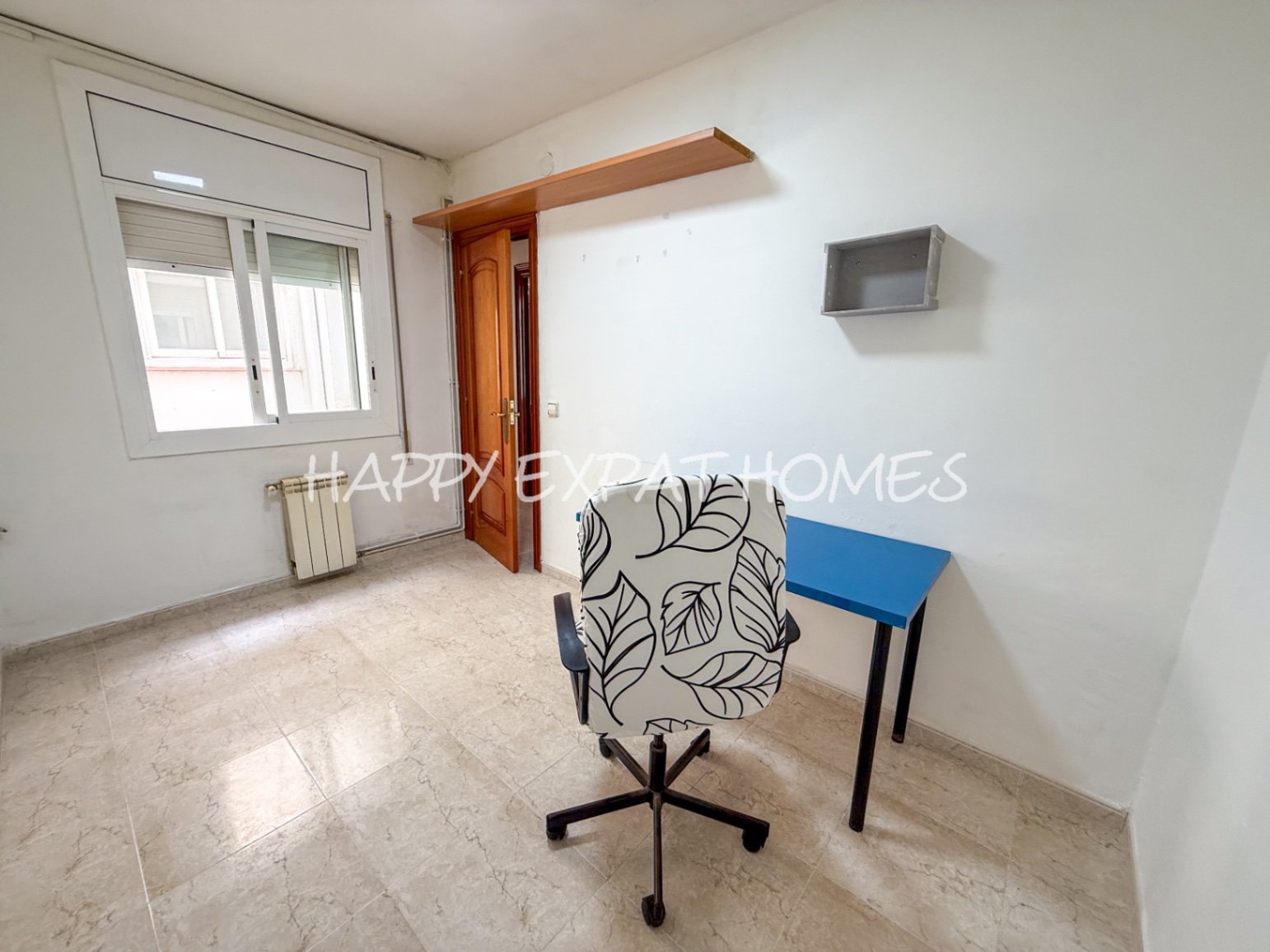 Entdecken Sie diese vielseitige Wohnung im Viertel Pueblo Seco in Sitges.
Das Anwesen bietet viel Potenzial, mit drei Schlafzimmern, einem lichtdu