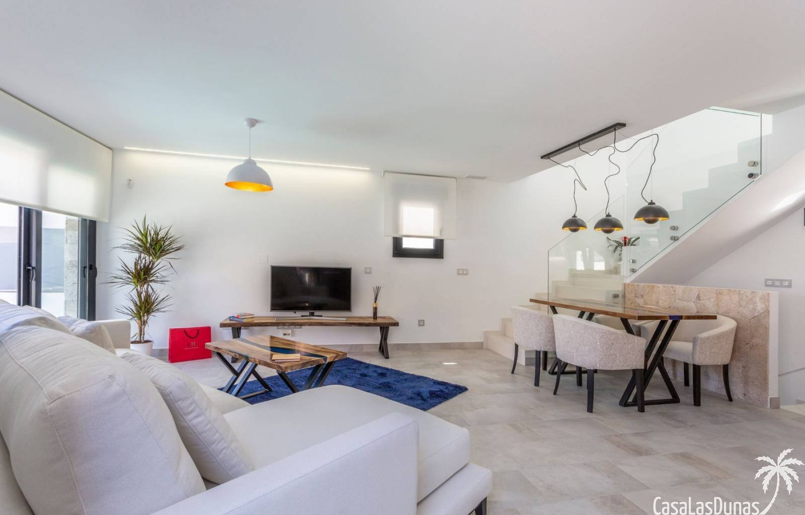 Diese beiden neu produzierten Luxusvillen befinden sich in der beliebten Strandgegend von La Mata. Die Häuser verfügen über drei Schlafzimmer und vie