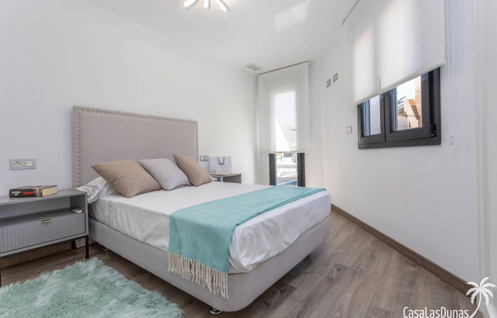 Diese beiden neu produzierten Luxusvillen befinden sich in der beliebten Strandgegend von La Mata. Die Häuser verfügen über drei Schlafzimmer und vie