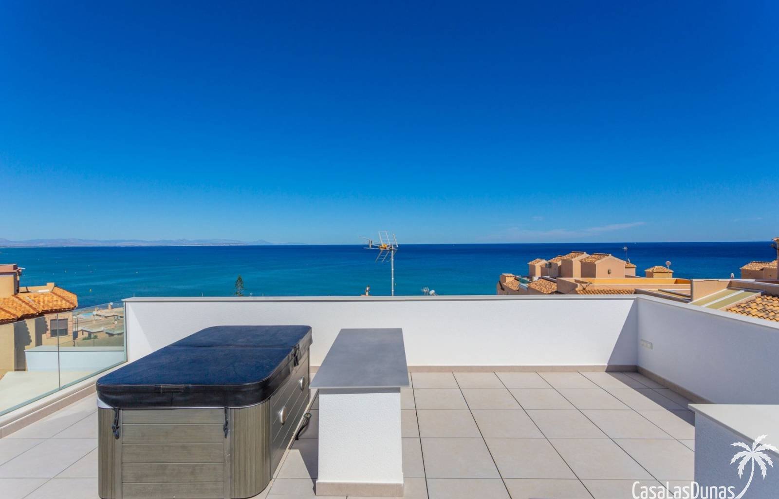 Diese beiden neu produzierten Luxusvillen befinden sich in der beliebten Strandgegend von La Mata. Die Häuser verfügen über drei Schlafzimmer und vie