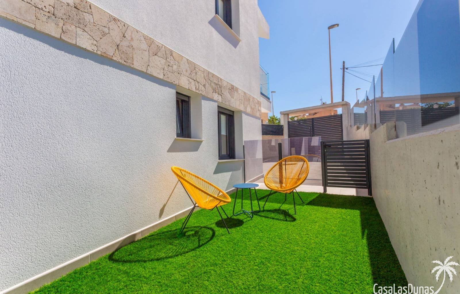 Diese beiden neu produzierten Luxusvillen befinden sich in der beliebten Strandgegend von La Mata. Die Häuser verfügen über drei Schlafzimmer und vie