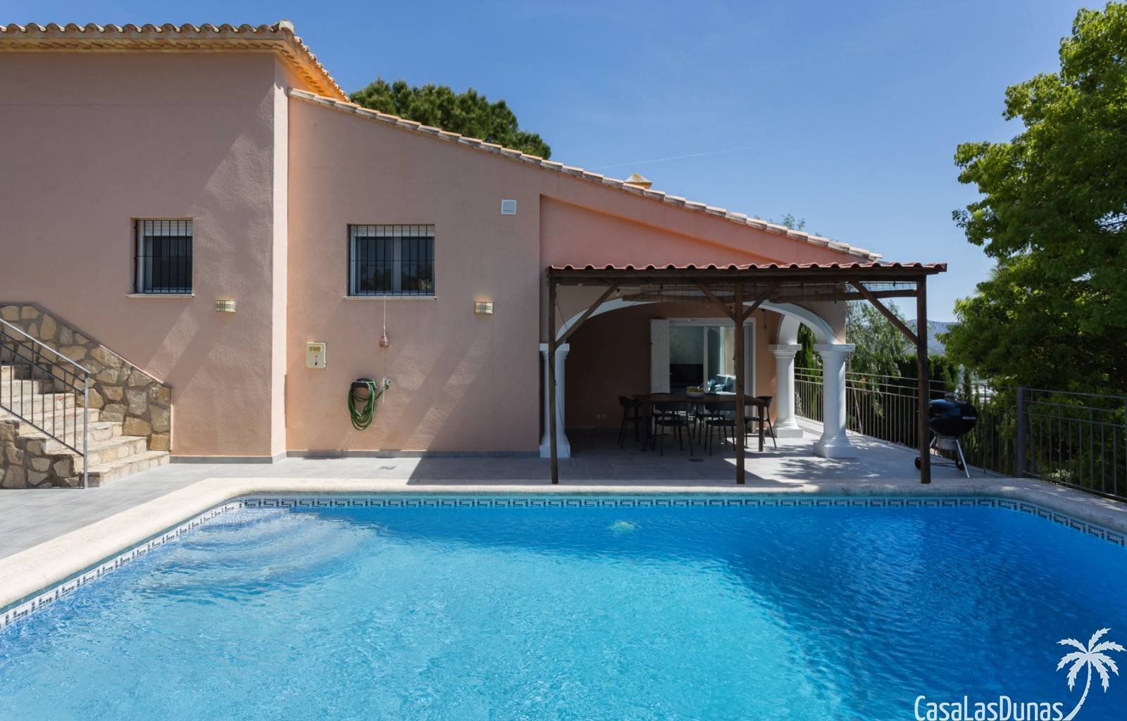 Diese wunderschöne Villa liegt auf der Südseite des Berges La Sella und ist ideal für diejenigen, die einen erholsamen und ruhigen Urlaub verbringen
