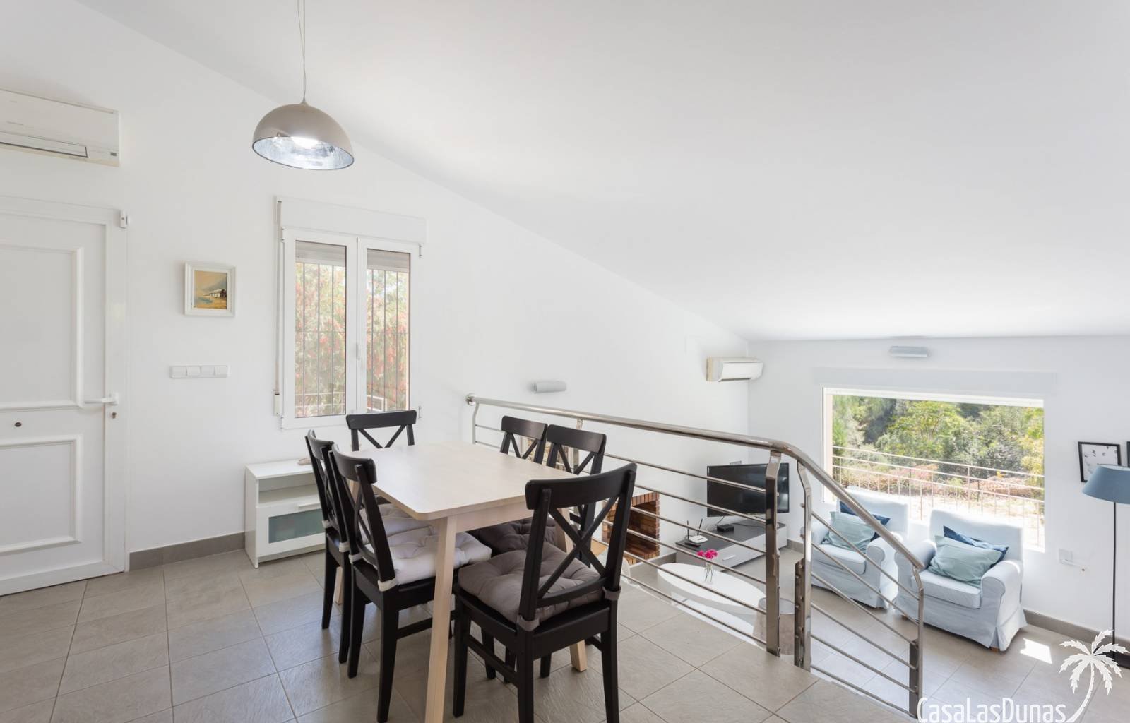 Diese wunderschöne Villa liegt auf der Südseite des Berges La Sella und ist ideal für diejenigen, die einen erholsamen und ruhigen Urlaub verbringen