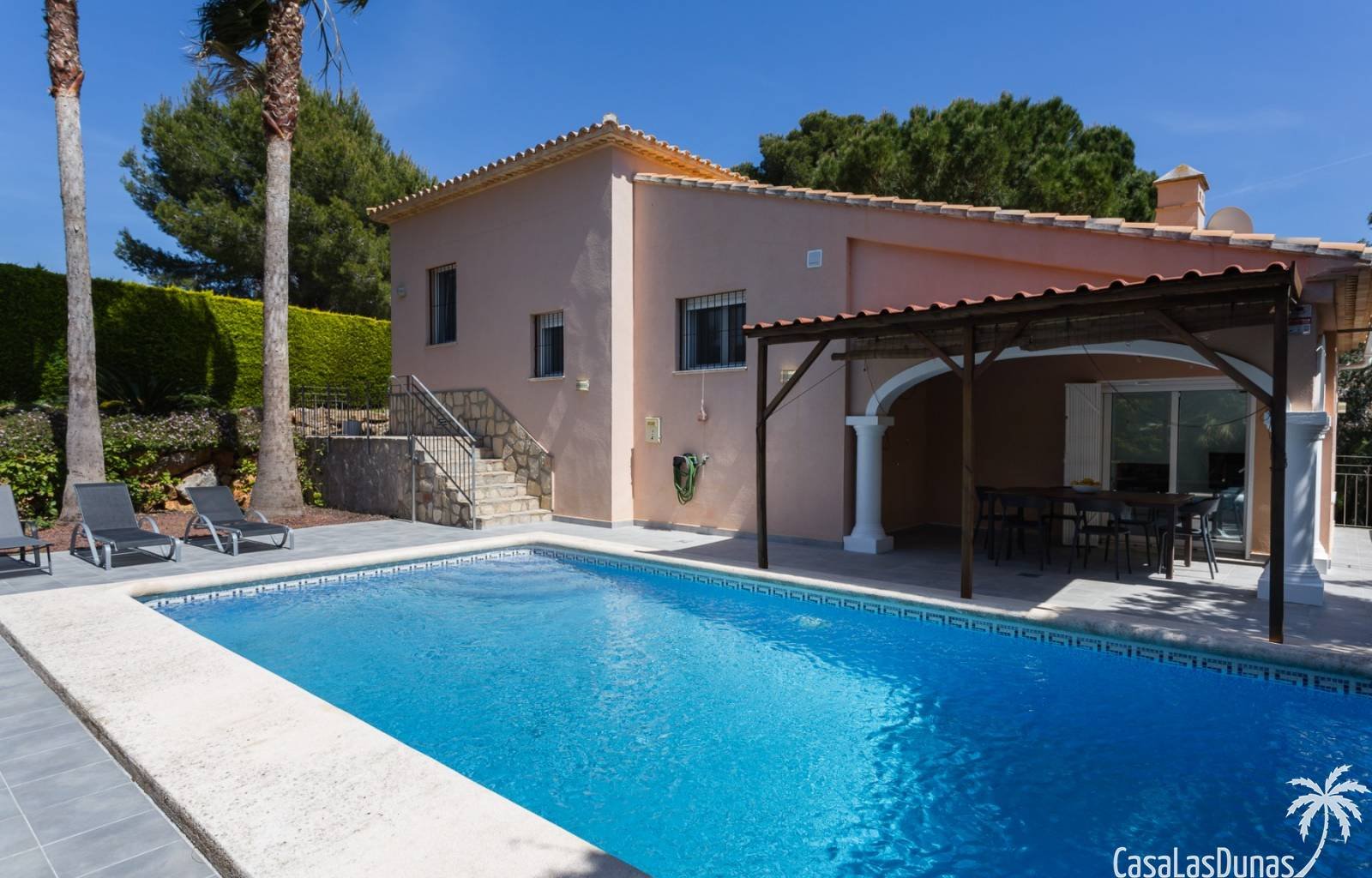 Diese wunderschöne Villa liegt auf der Südseite des Berges La Sella und ist ideal für diejenigen, die einen erholsamen und ruhigen Urlaub verbringen