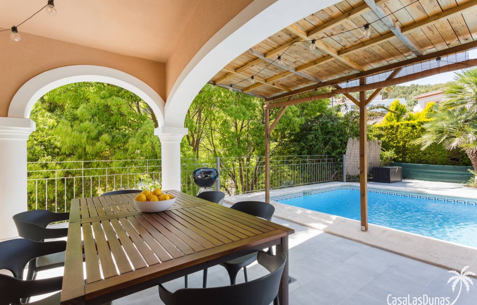 Diese wunderschöne Villa liegt auf der Südseite des Berges La Sella und ist ideal für diejenigen, die einen erholsamen und ruhigen Urlaub verbringen