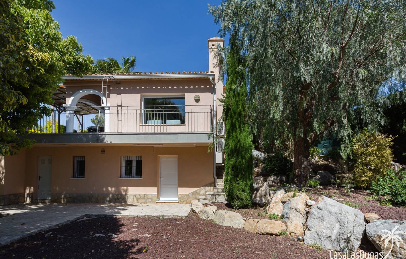 Diese wunderschöne Villa liegt auf der Südseite des Berges La Sella und ist ideal für diejenigen, die einen erholsamen und ruhigen Urlaub verbringen