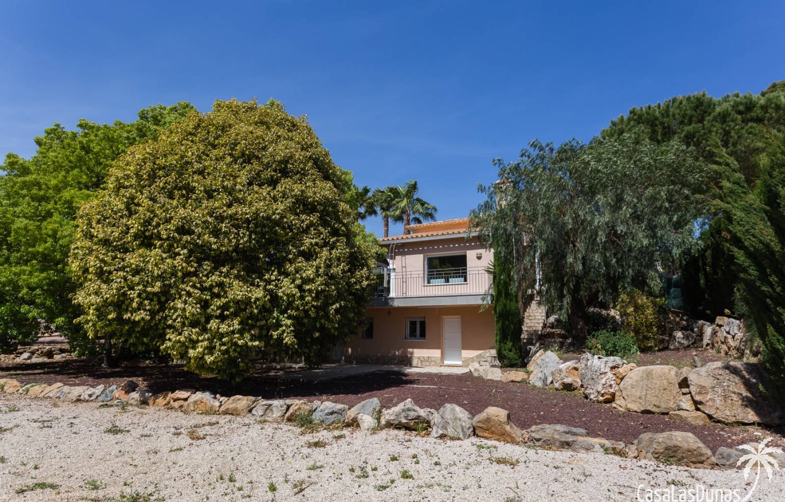Diese wunderschöne Villa liegt auf der Südseite des Berges La Sella und ist ideal für diejenigen, die einen erholsamen und ruhigen Urlaub verbringen