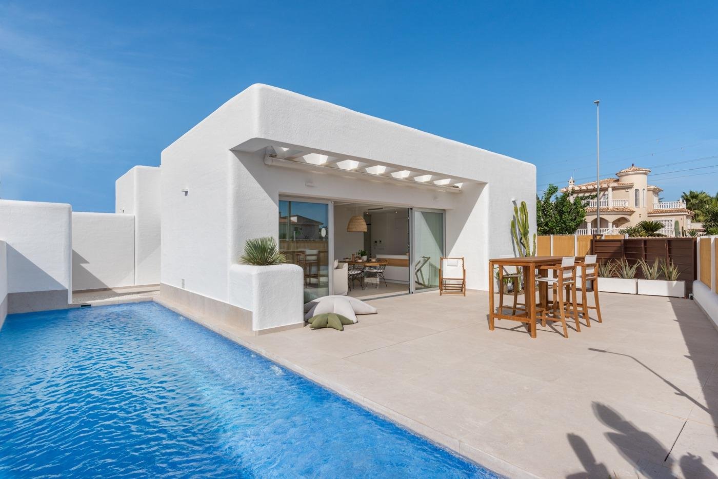 NEU GEBAUTE VILLEN IN LOS ALCAZARES Neubau-Villen in Los Alcazares . Ibiza-Stil New Build Villen auf einem unabhängigen Grundstück mit Te