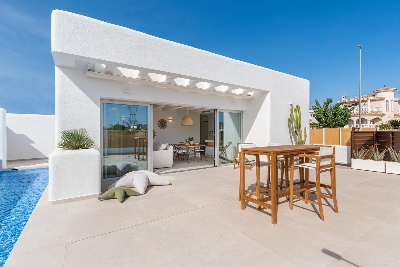 NEU GEBAUTE VILLEN IN LOS ALCAZARES Neubau-Villen in Los Alcazares . Ibiza-Stil New Build Villen auf einem unabhängigen Grundstück mit Te