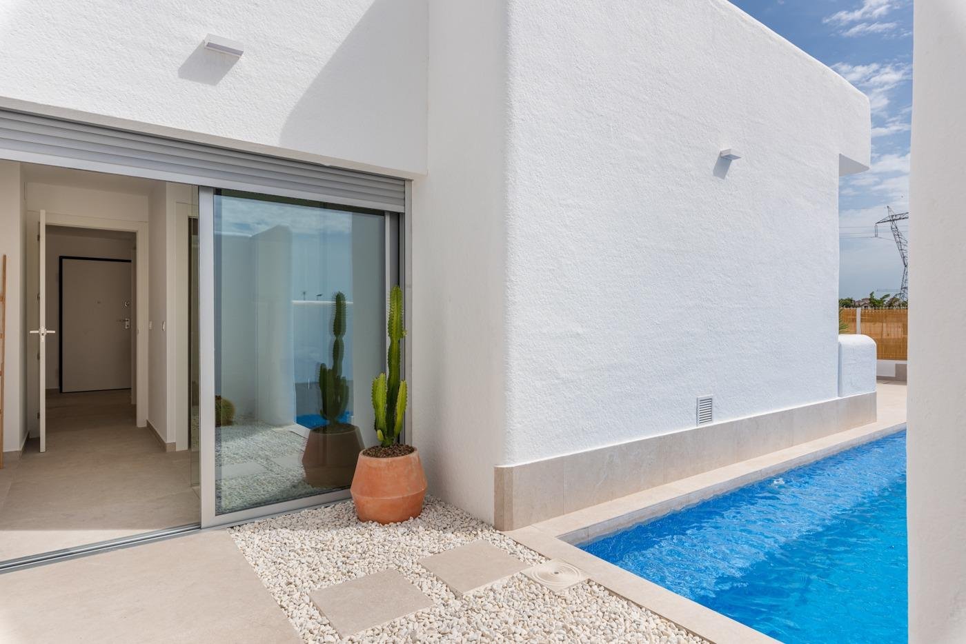 NEU GEBAUTE VILLEN IN LOS ALCAZARES Neubau-Villen in Los Alcazares . Ibiza-Stil New Build Villen auf einem unabhängigen Grundstück mit Te