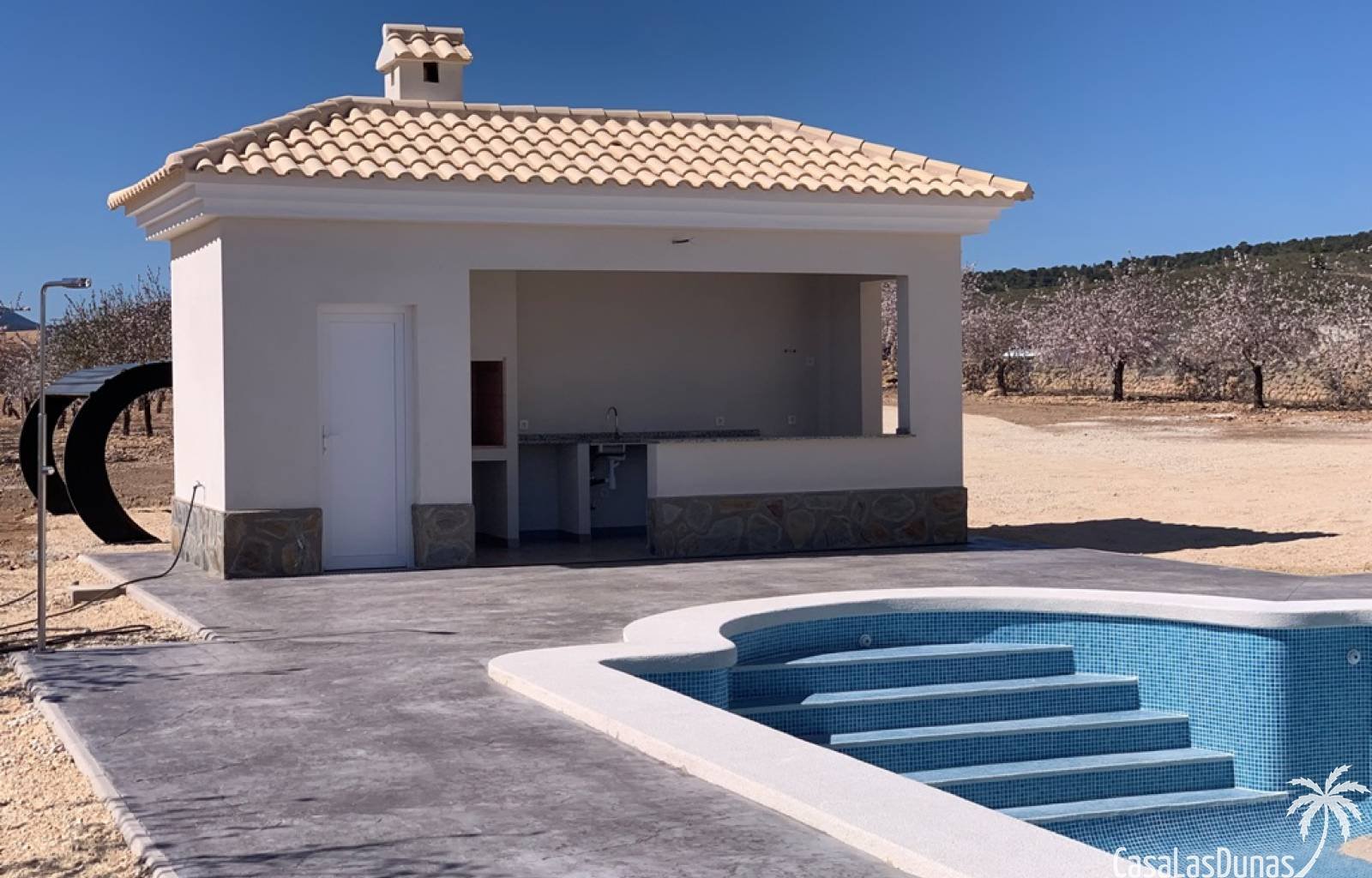 Bauen Sie Ihre eigene Traumvilla in Pinoso ! Es besteht die Möglichkeit, zwischen einem traditionellen Baustil und einem modernen Stil zu wählen. Das