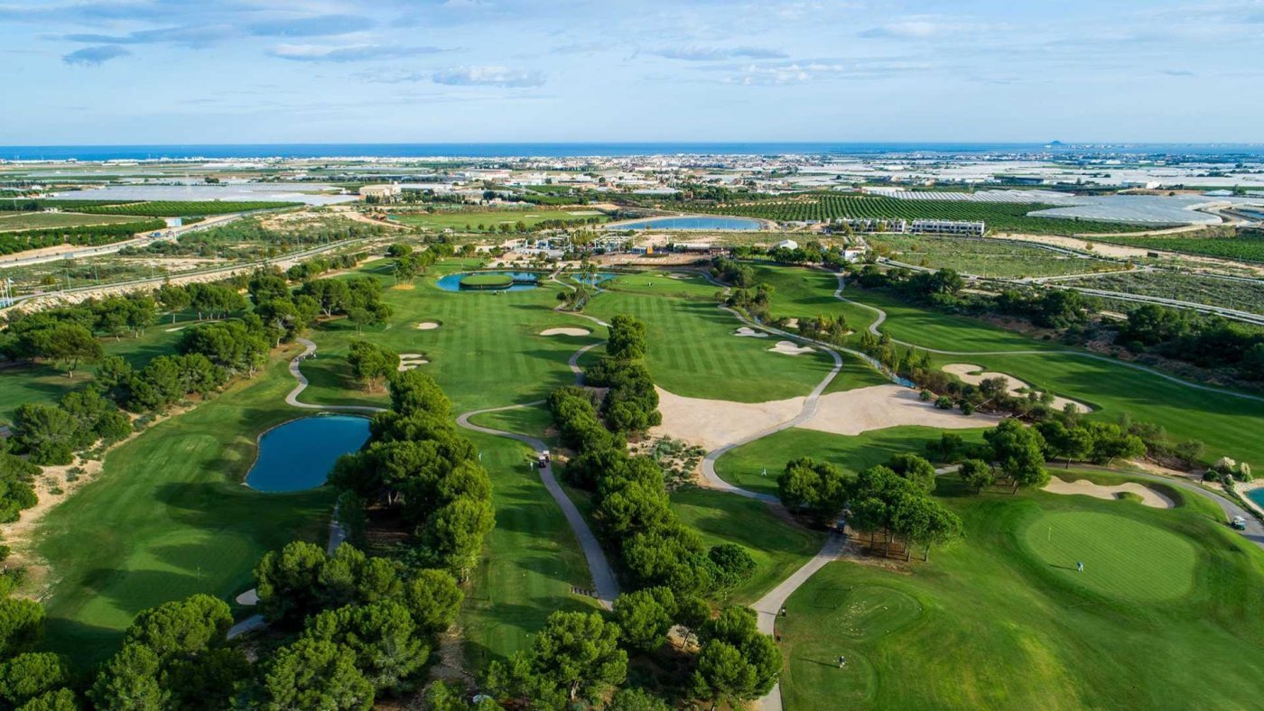 EXKLUSIVE "KEY READY" VILLA IN PILAR DE LA HORADADA am Lo Romero Golfplatz.
 
Diese neue 103m2 Süd-Ost-Villa besteht aus 3 Schl