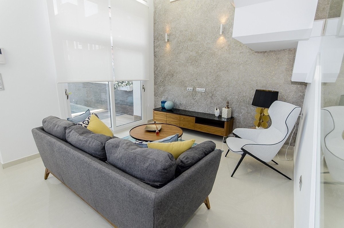NEUBAU, SCHÖNE VILLA IN LA HERRADA, LOS MONTESINOS, mit privatem Pool und Garten.
 
Diese 116m2 Villa besteht aus 3 Schlafzimmern, 3 Bäde