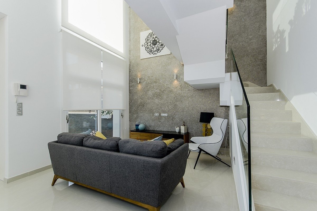 NEUBAU, SCHÖNE VILLA IN LA HERRADA, LOS MONTESINOS, mit privatem Pool und Garten.
 
Diese 116m2 Villa besteht aus 3 Schlafzimmern, 3 Bäde