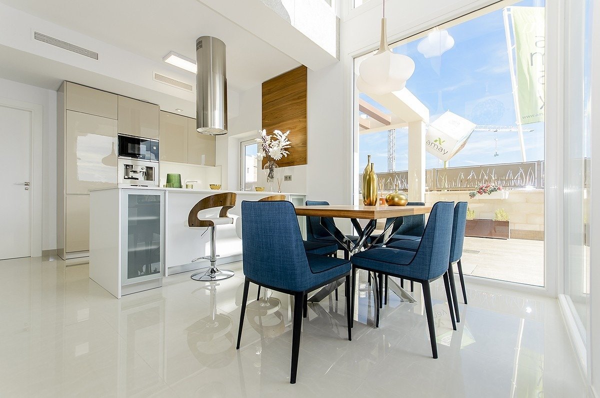 NEUBAU, SCHÖNE VILLA IN LA HERRADA, LOS MONTESINOS, mit privatem Pool und Garten.
 
Diese 116m2 Villa besteht aus 3 Schlafzimmern, 3 Bäde