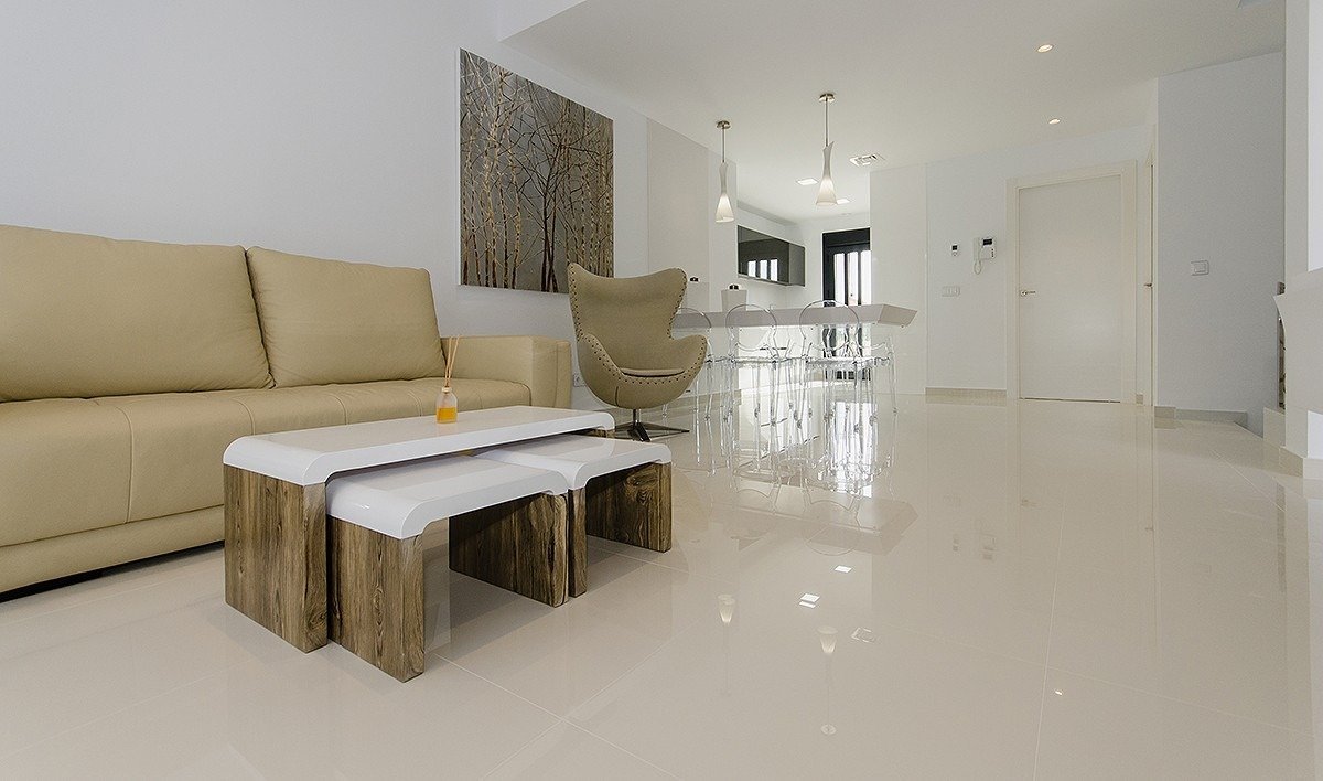 WONDERFUL NEW BUILD VILLA IN CAMPOAMOR, ORIHUELA COSTA nur 150m vom Meer entfernt.
Diese 157m2 Villa besteht aus 4 Doppelschlafzimmern (E