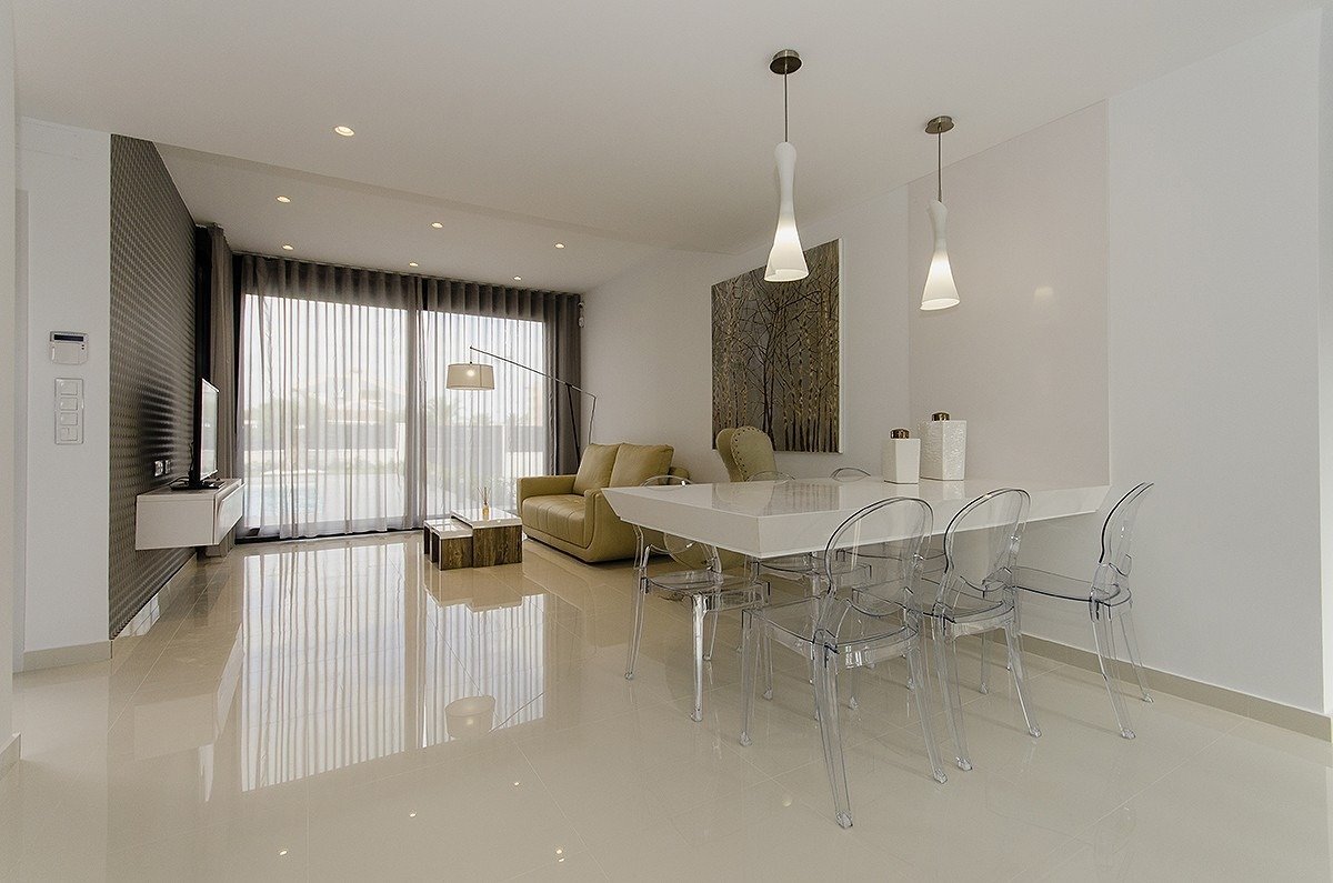 WONDERFUL NEW BUILD VILLA IN CAMPOAMOR, ORIHUELA COSTA nur 150m vom Meer entfernt.
Diese 157m2 Villa besteht aus 4 Doppelschlafzimmern (E