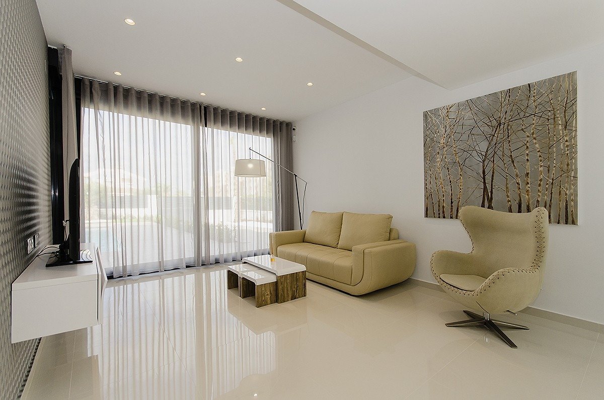 WONDERFUL NEW BUILD VILLA IN CAMPOAMOR, ORIHUELA COSTA nur 150m vom Meer entfernt.
Diese 157m2 Villa besteht aus 4 Doppelschlafzimmern (E