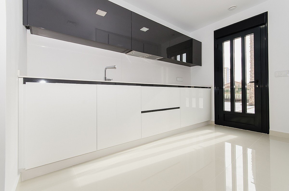 WONDERFUL NEW BUILD VILLA IN CAMPOAMOR, ORIHUELA COSTA nur 150m vom Meer entfernt.
Diese 157m2 Villa besteht aus 4 Doppelschlafzimmern (E