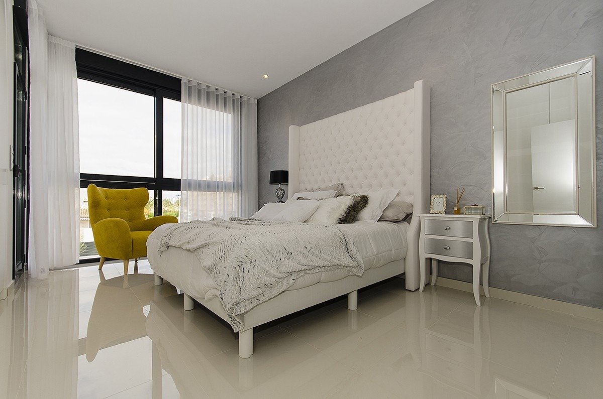WONDERFUL NEW BUILD VILLA IN CAMPOAMOR, ORIHUELA COSTA nur 150m vom Meer entfernt.
Diese 157m2 Villa besteht aus 4 Doppelschlafzimmern (E
