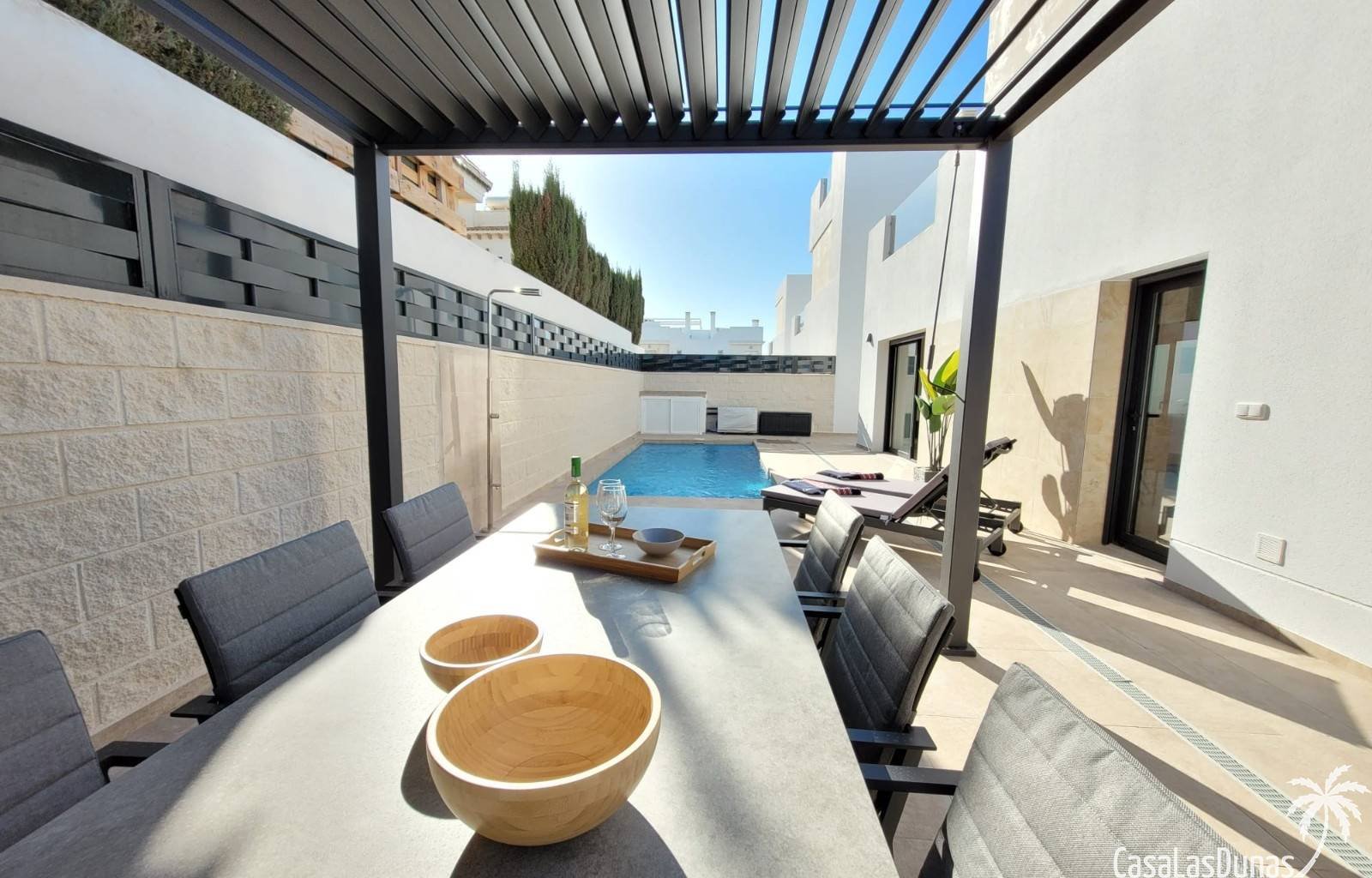 Casa Tortuga ist das ideale Ziel für einen unbeschwerten Urlaub in der sonnigen Stadt Ciudad Quesada, Rojales. Diese moderne und geschmackvoll einger