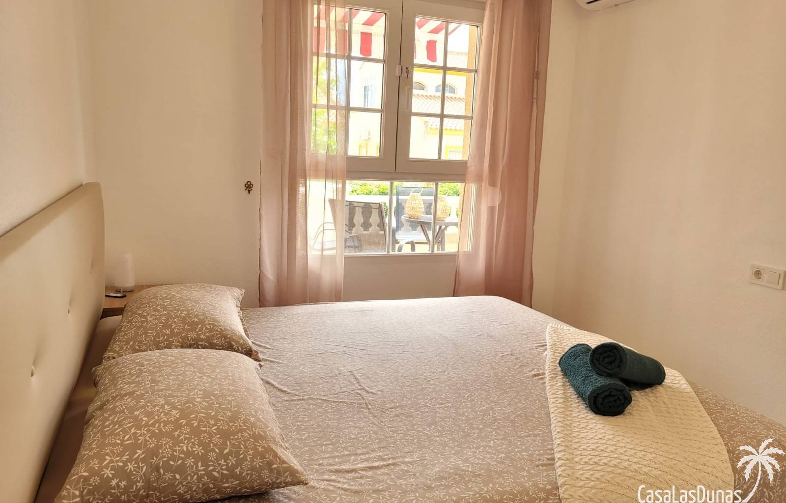 Eine Oase der Ruhe in dieser herrlichen, freistehenden Villa, nur einen Steinwurf von allen Annehmlichkeiten entfernt! Stellen Sie sich vor, Sie sitz