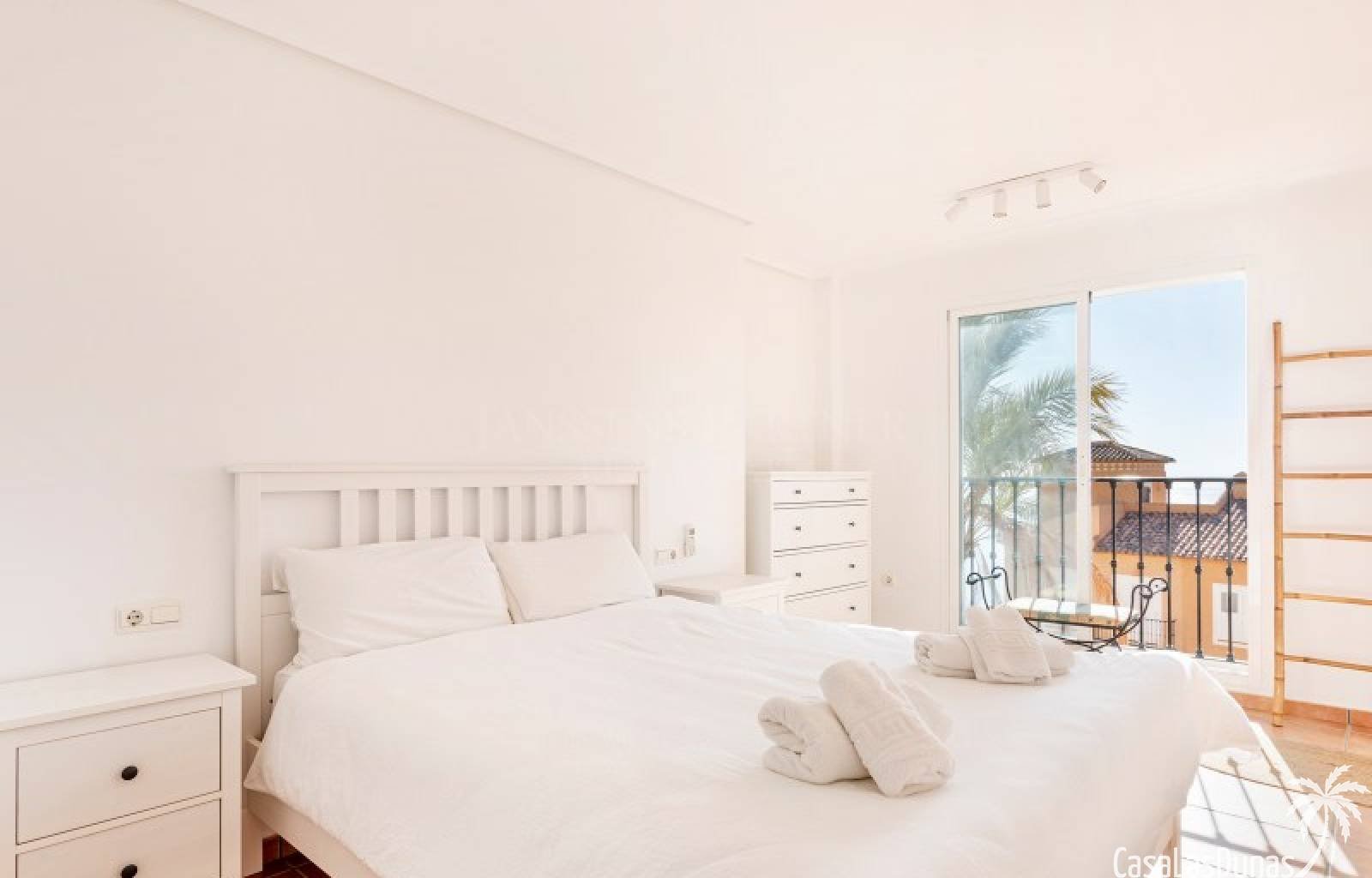 Gemütliches Reihenhaus mit traumhafter Aussicht!
Dieses gepflegte Haus mit 250m² bebauter Fläche verteilt sich auf zwei Ebenen und bietet eine perfek