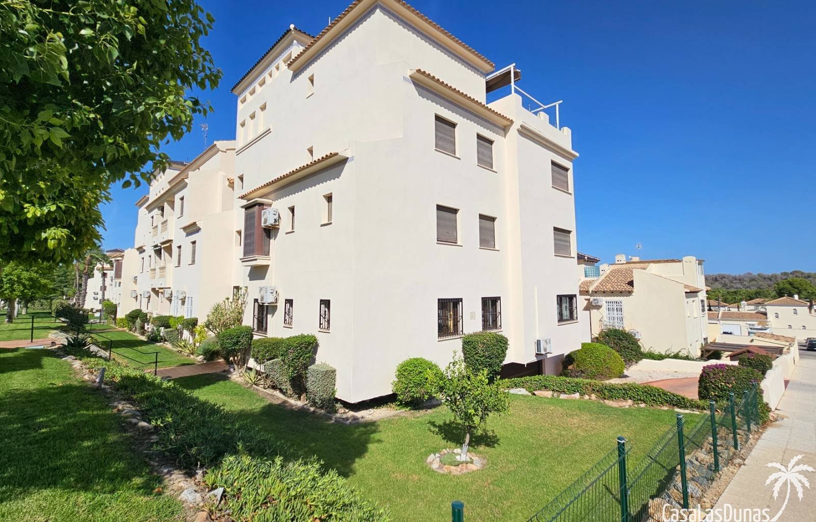 Diese schöne Erdgeschosswohnung an den Ramblas an der Costa Blanca Süd liegt nur wenige Schritte von Restaurants, Bars und Geschäften entfernt. Sie v