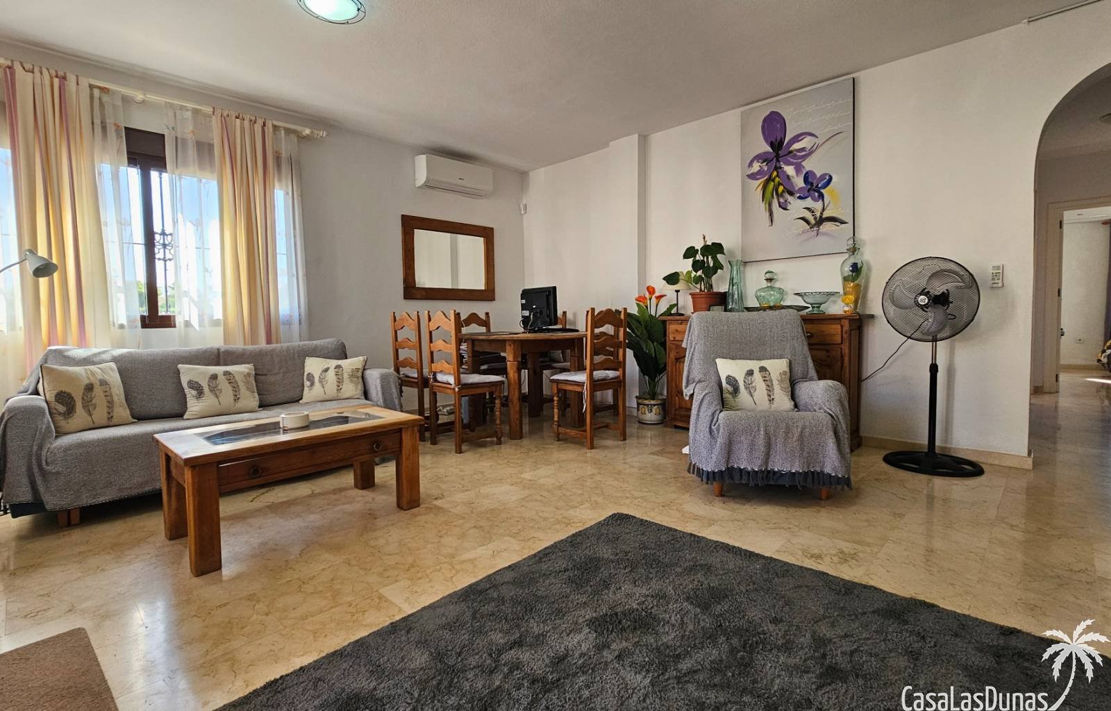 Diese schöne Erdgeschosswohnung an den Ramblas an der Costa Blanca Süd liegt nur wenige Schritte von Restaurants, Bars und Geschäften entfernt. Sie v
