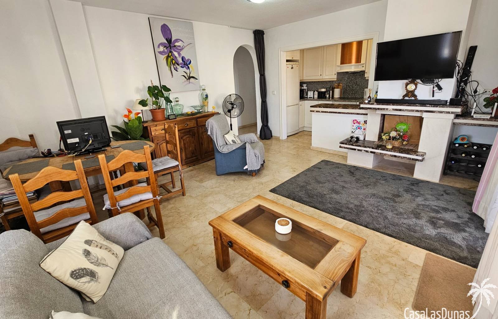 Diese schöne Erdgeschosswohnung an den Ramblas an der Costa Blanca Süd liegt nur wenige Schritte von Restaurants, Bars und Geschäften entfernt. Sie v