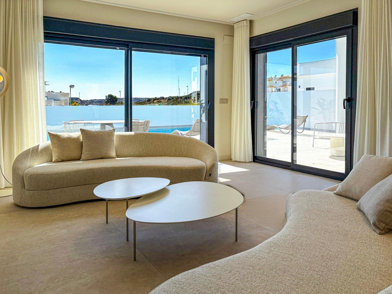 Moderne Luxusvilla mit freiem Blick in Ciudad Quesada, Costa Blanca
Modernes Design und großzügiges Wohnen
Entdecken Sie diese elegante,