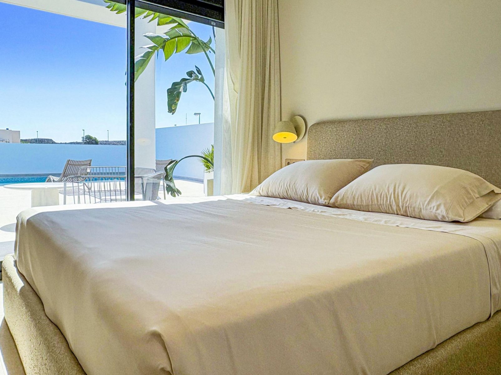 Moderne Luxusvilla mit freiem Blick in Ciudad Quesada, Costa Blanca
Modernes Design und großzügiges Wohnen
Entdecken Sie diese elegante,