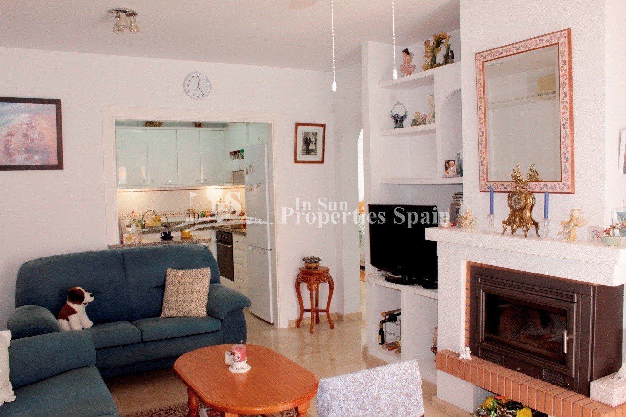 Wunderschöner Bungalow mit 2 Schlafzimmern in Oporto Golf, Los Dolses – Villamartín.
Dieser makellose, nach Südwesten ausgerichtete Bung