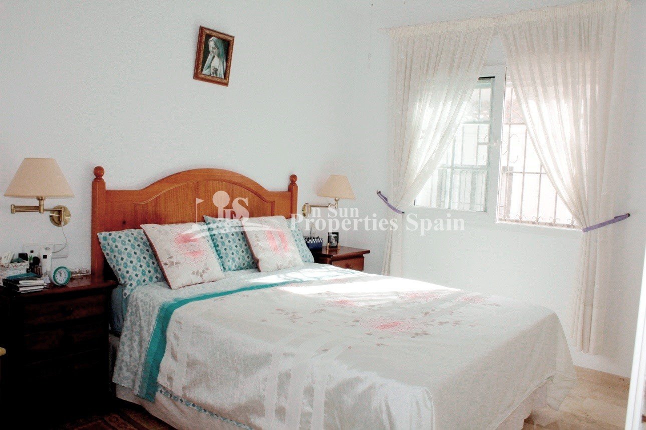 Wunderschöner Bungalow mit 2 Schlafzimmern in Oporto Golf, Los Dolses – Villamartín.
Dieser makellose, nach Südwesten ausgerichtete Bung