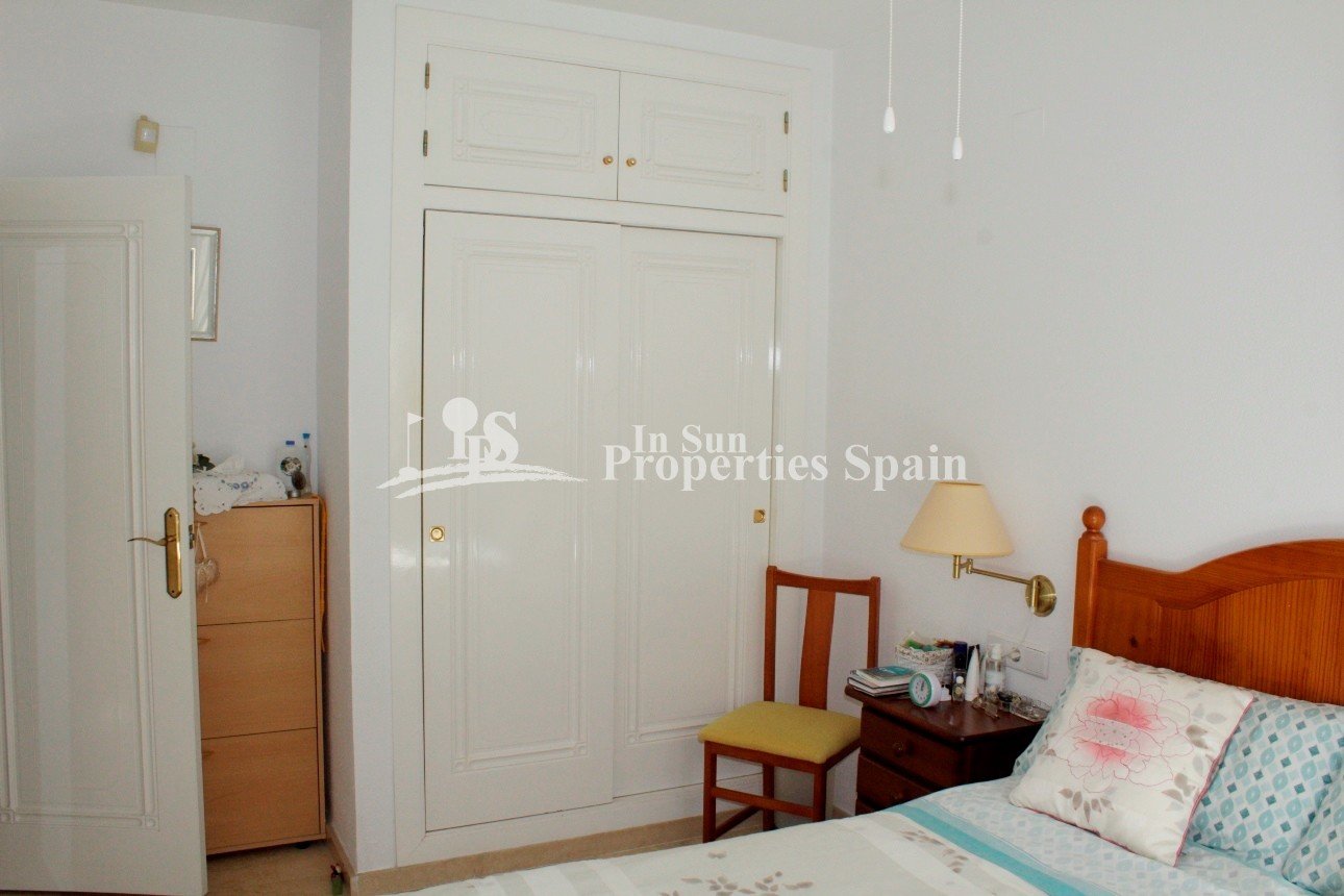 Wunderschöner Bungalow mit 2 Schlafzimmern in Oporto Golf, Los Dolses – Villamartín.
Dieser makellose, nach Südwesten ausgerichtete Bung