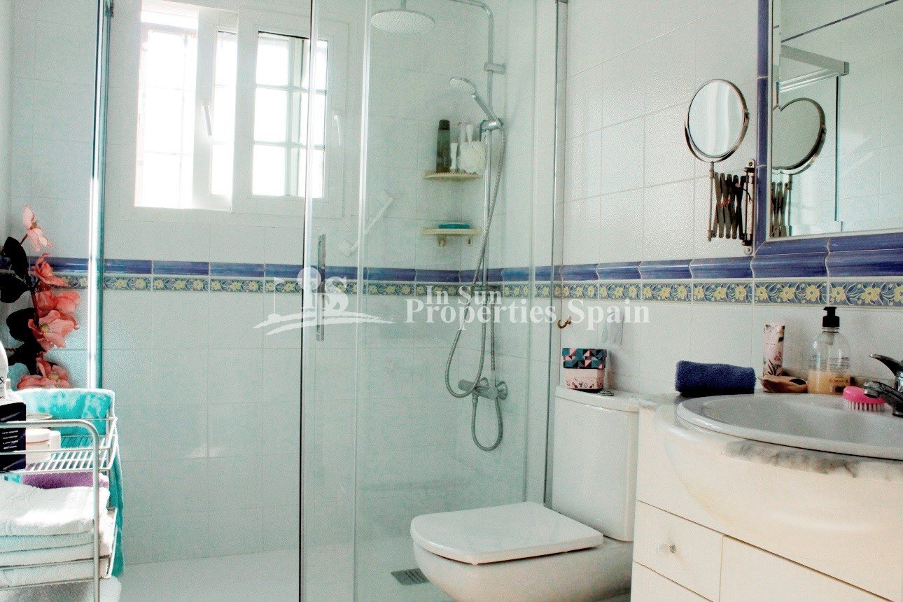 Wunderschöner Bungalow mit 2 Schlafzimmern in Oporto Golf, Los Dolses – Villamartín.
Dieser makellose, nach Südwesten ausgerichtete Bung