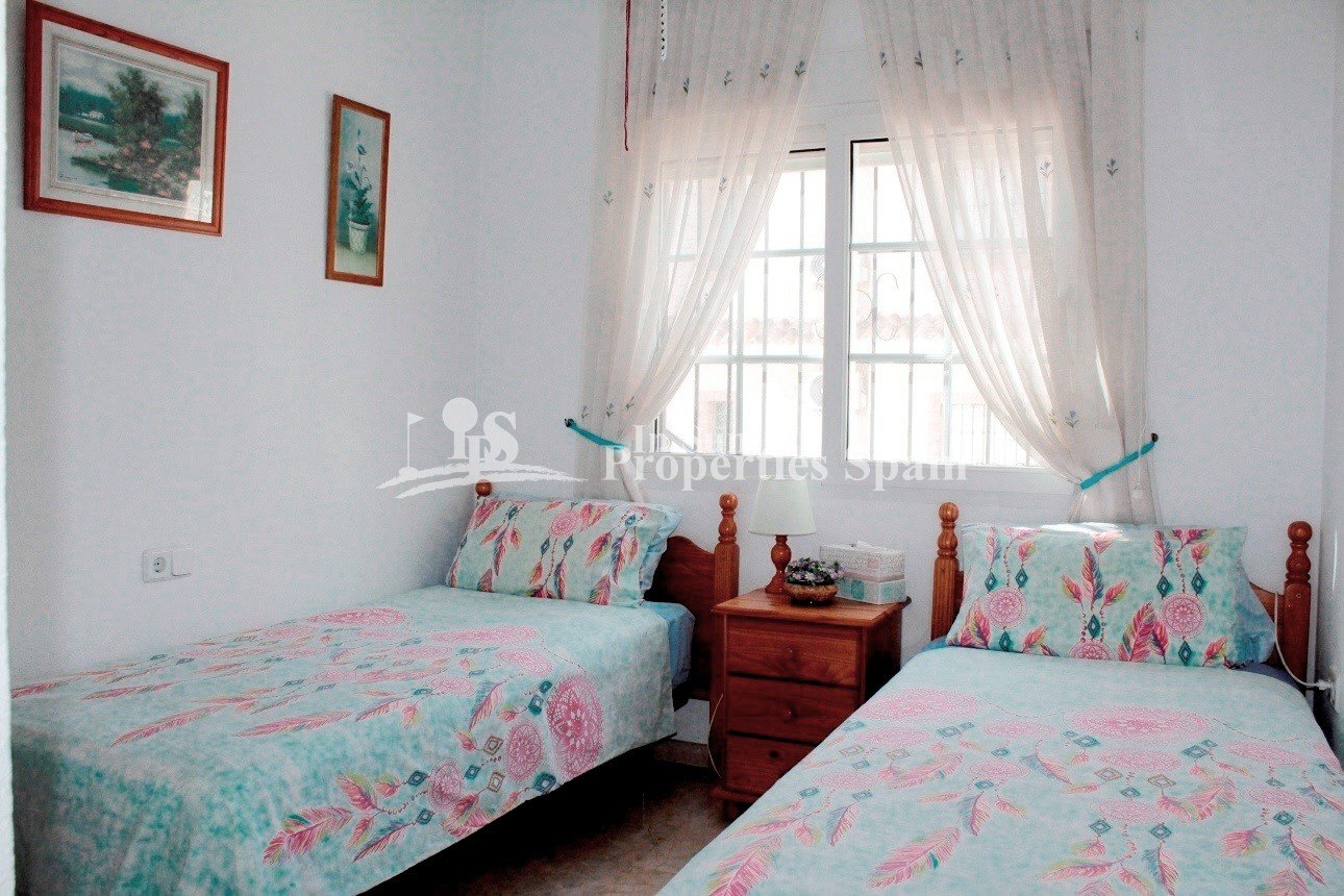 Wunderschöner Bungalow mit 2 Schlafzimmern in Oporto Golf, Los Dolses – Villamartín.
Dieser makellose, nach Südwesten ausgerichtete Bung