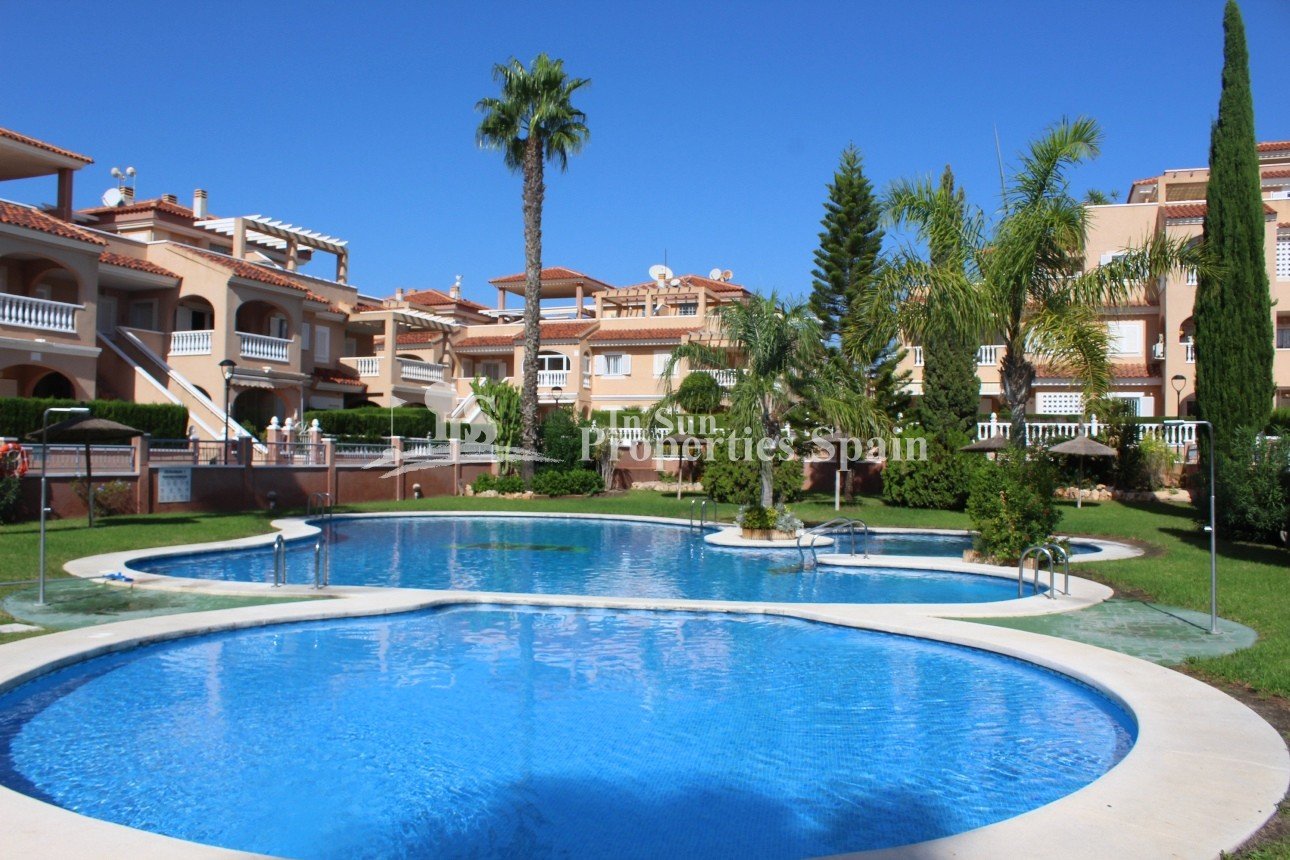 Orihuela Costa: 
												Diese wunderschön präsentierte, komplett möblierte Dachgeschosswohnung in Südostlage befindet sich in perfekter Lage in der begehrten Urb 