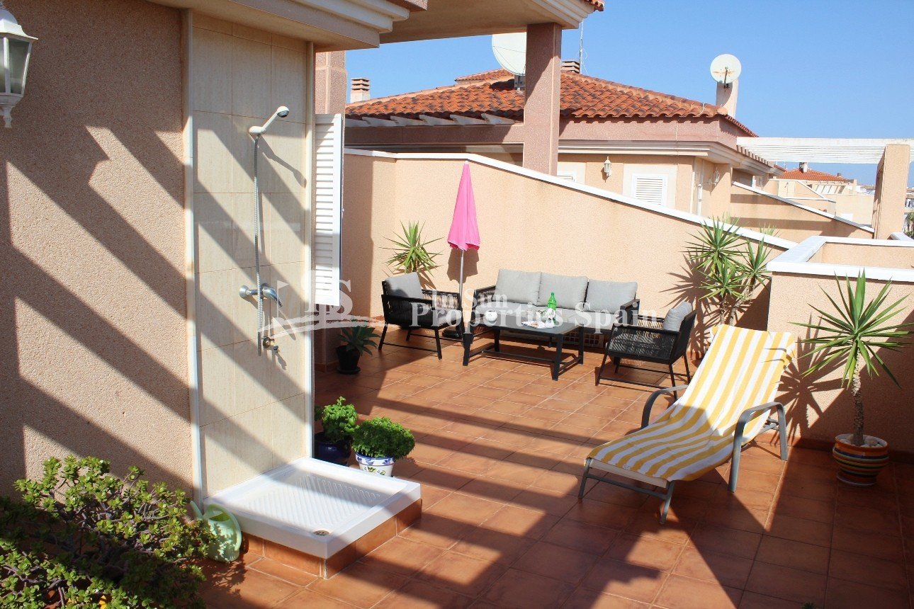 Diese wunderschön präsentierte, komplett möblierte Dachgeschosswohnung in Südostlage befindet sich in perfekter Lage in der begehrten Urb