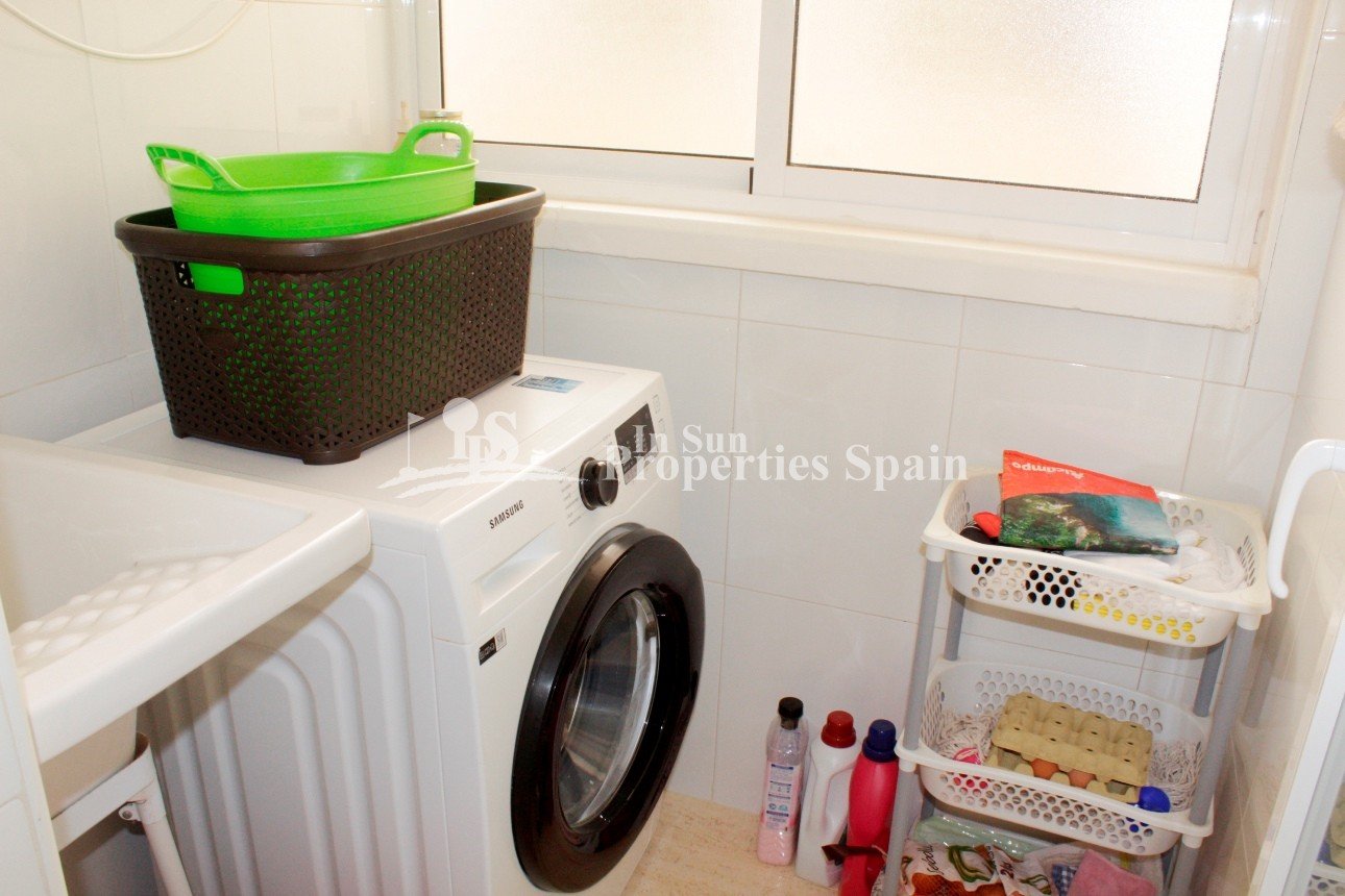 Diese wunderschön präsentierte, komplett möblierte Dachgeschosswohnung in Südostlage befindet sich in perfekter Lage in der begehrten Urb