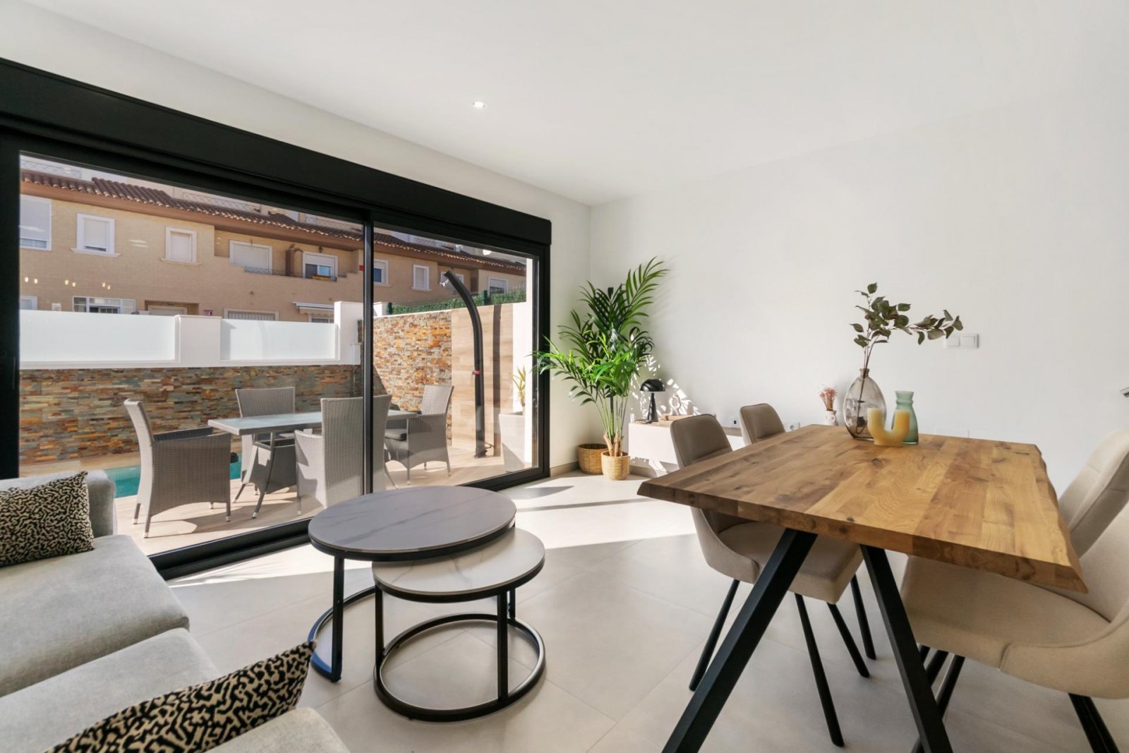 Neubau-Doppelhaushälften mit privatem Pool in San Pedro del Pinatar
Moderne Häuser in erstklassiger Lage
Diese exklusive Wohnanlage mit