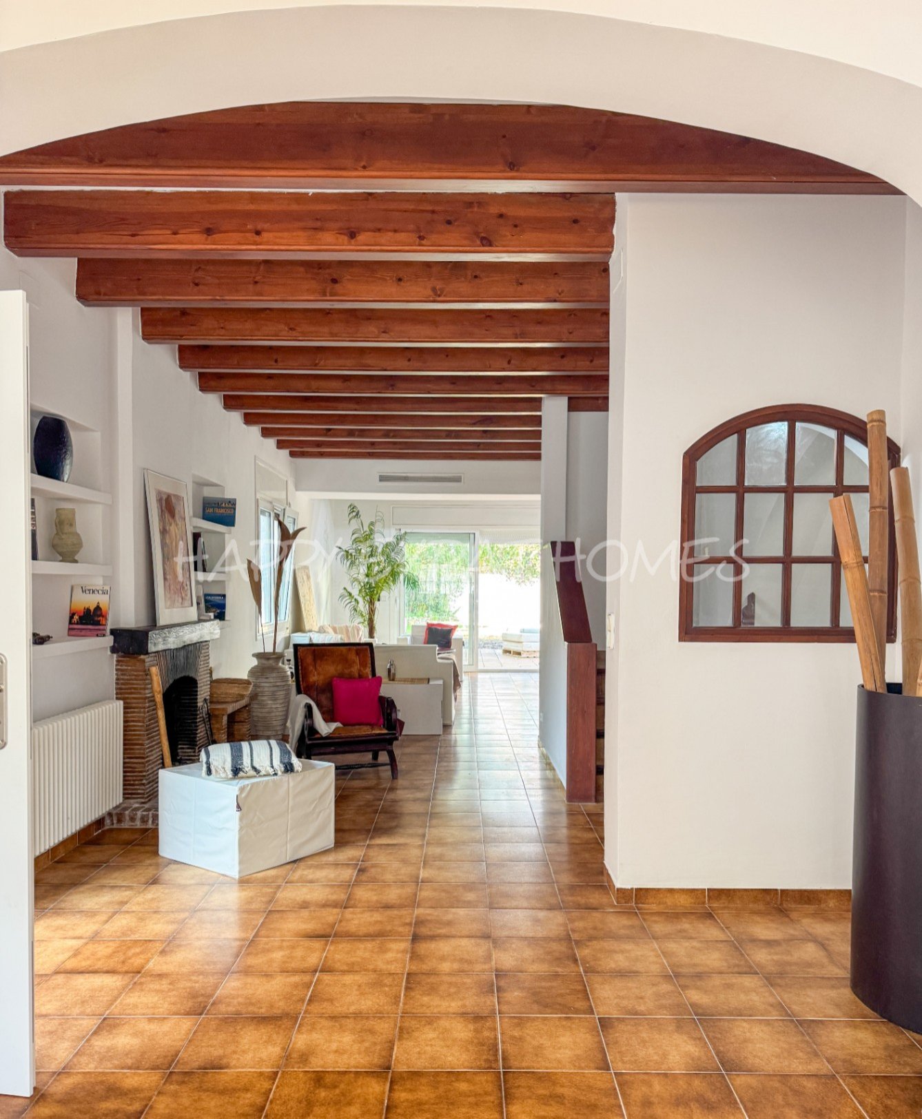 Dieses moderne Haus im mediterranen Stil, das 2024 neu renoviert wurde, befindet sich im Herzen von Sitges, nur einen kurzen Spaziergang von der Aveni