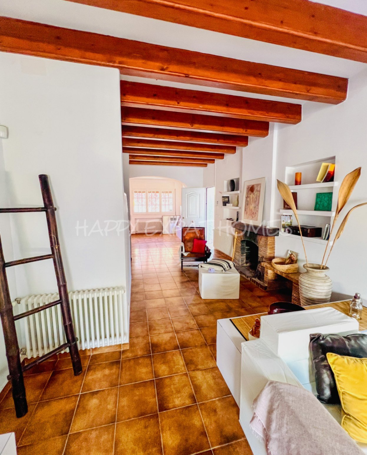 Dieses moderne Haus im mediterranen Stil, das 2024 neu renoviert wurde, befindet sich im Herzen von Sitges, nur einen kurzen Spaziergang von der Aveni